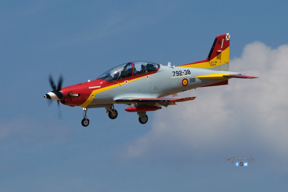 Alfphoto_alpis's tweet photo. Aquí tenemos a la formación Mírlo y al sólo con depósitos subalares grises que iban a participar en el desfile aéreo con motivo del #DIFAS https://t.co/lkuDUvypG5