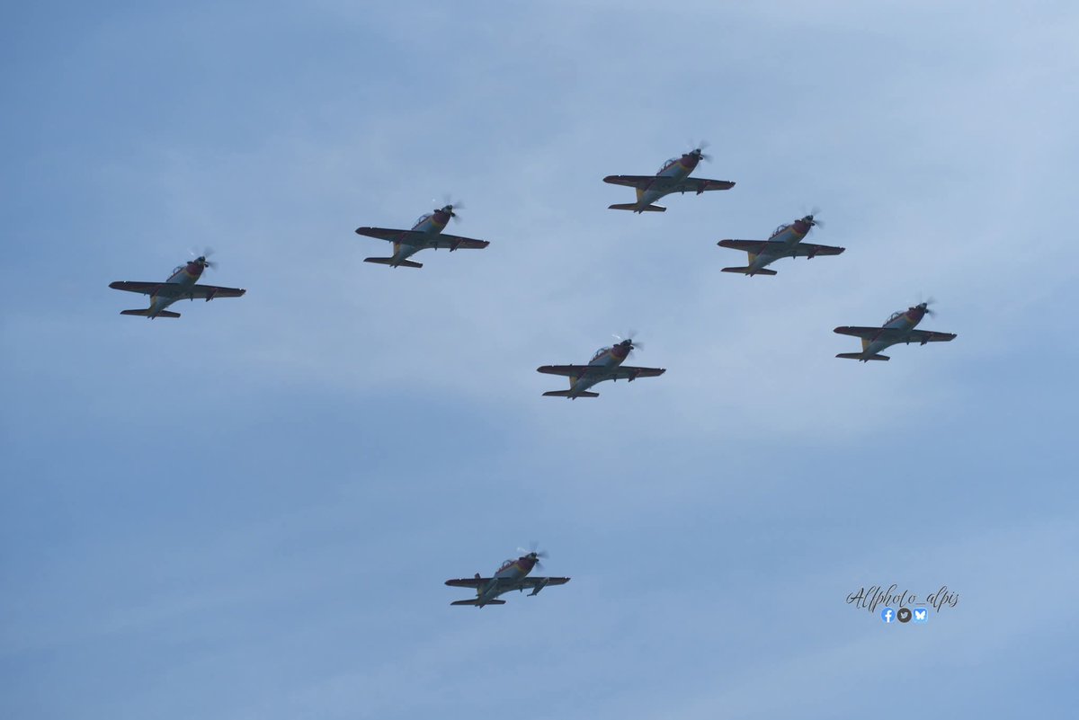 Alfphoto_alpis's tweet photo. Aquí tenemos a la formación Mírlo y al sólo con depósitos subalares grises que iban a participar en el desfile aéreo con motivo del #DIFAS https://t.co/lkuDUvypG5