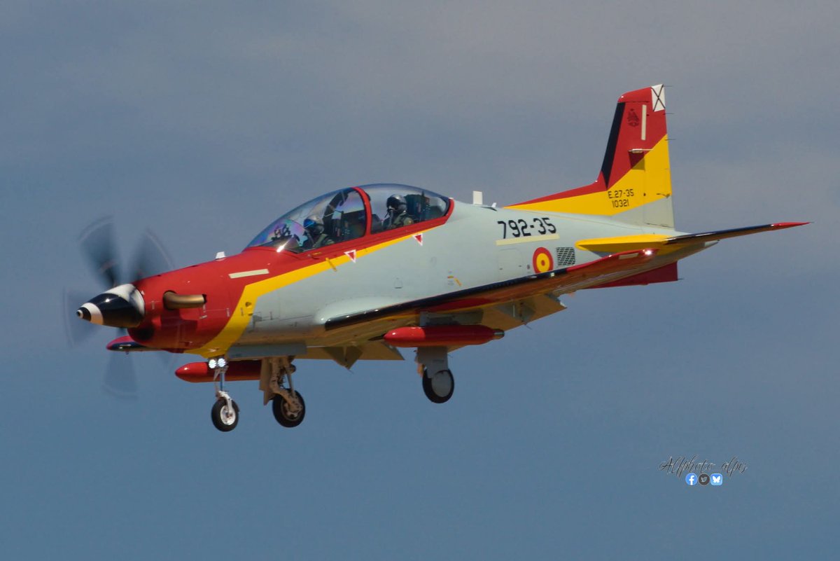 Alfphoto_alpis's tweet photo. Aquí tenemos a la formación Mírlo y al sólo con depósitos subalares grises que iban a participar en el desfile aéreo con motivo del #DIFAS https://t.co/lkuDUvypG5