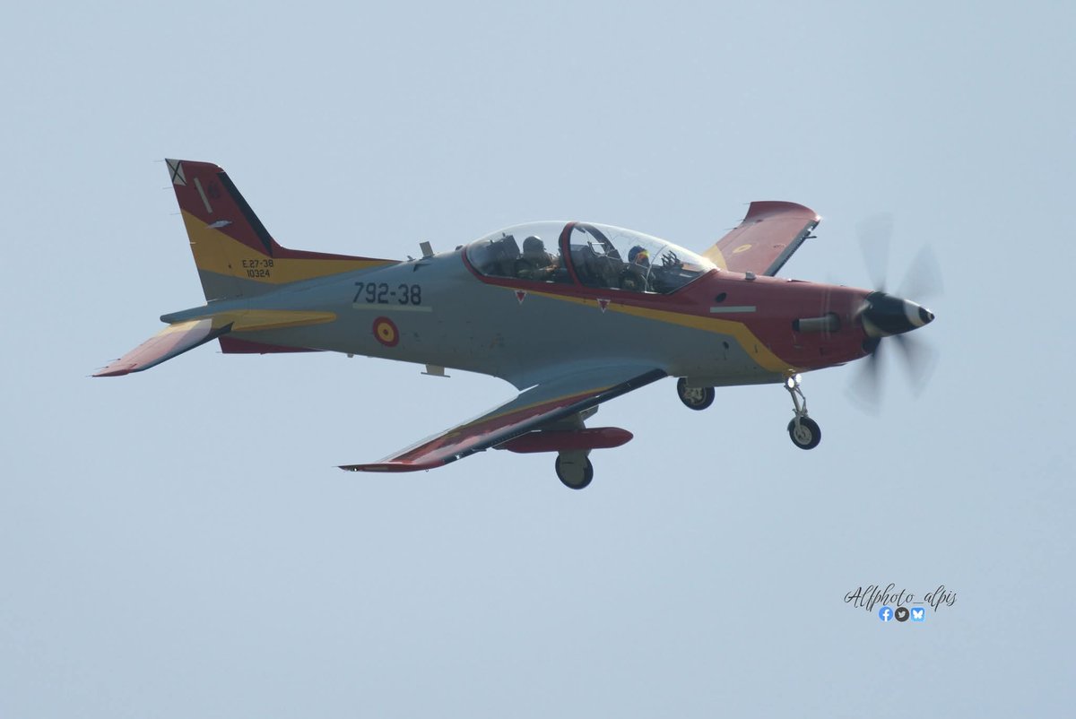 Alfphoto_alpis's tweet photo. Aquí tenemos a la formación Mírlo y al sólo con depósitos subalares grises que iban a participar en el desfile aéreo con motivo del #DIFAS https://t.co/lkuDUvypG5