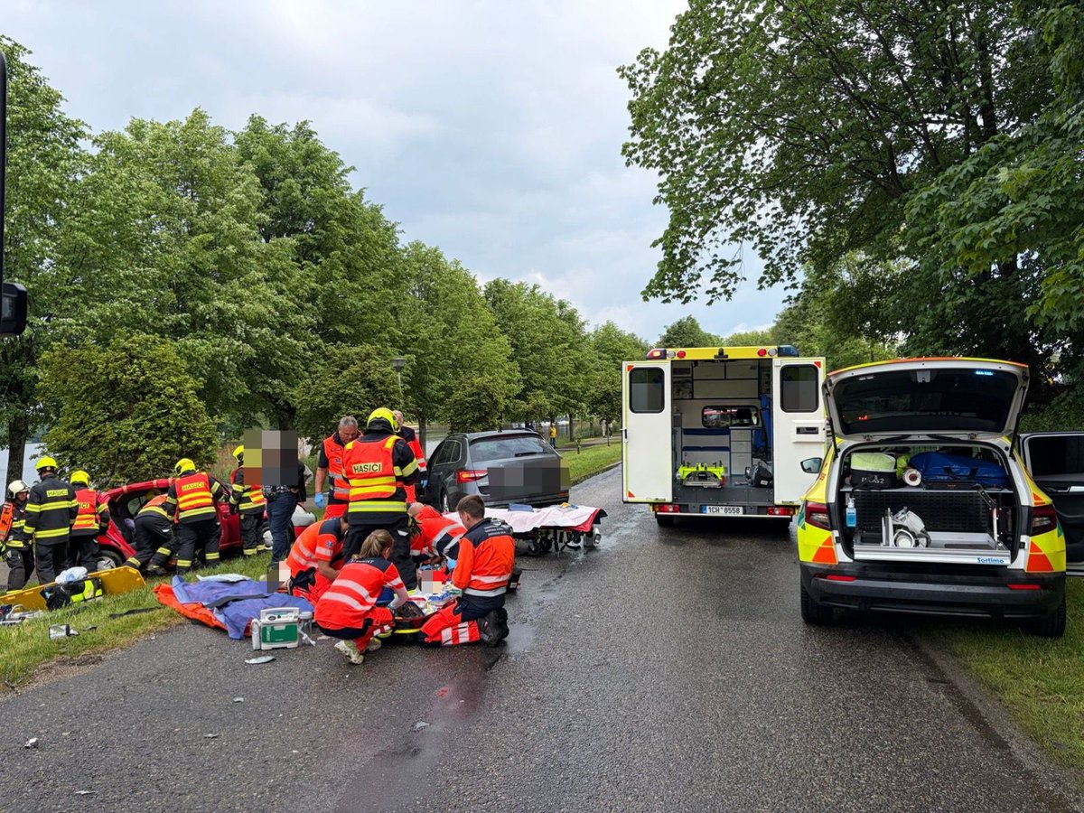zzsjck's tweet photo. 1/3 Zdravotnické operační středisko na místo vyslalo celkem 4x RZP, 1x RV a LZS. Celkem se zranilo šest lidí - dva v jednom OA, čtyři v druhém. Jedna žena byla po nehodě v přímém ohrožení života. https://t.co/r8y8ubHmkE