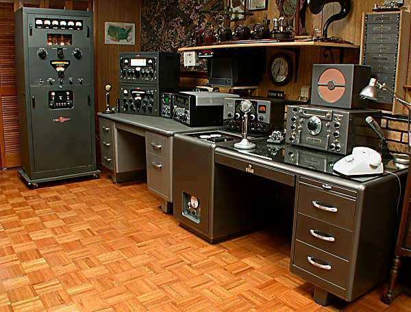 cqcqcqdx's tweet photo. A wonderful vintage amateur radio station setup, featuring classic equipment from the 1950s. https://t.co/m0TeJiqyX7