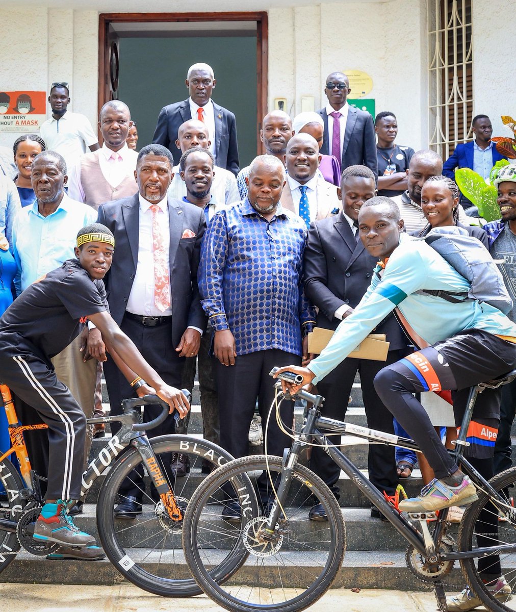 TheInsight256's tweet photo. Omubaka wa Rubaga North Hajji Kawalya Abubaker ne Lord Mayor wa Kampala Eng. Balimwezo beevumbye akafubo n’aba Uganda Cycling Association abakulembeddwa Pulezidenti waabwe Sam Muwonge Mahaba okunyweza enkolagana n'okutumbula eby’obulamu, eby’obulambuzi n’ebyemizannyo mu Kampala. https://t.co/yhtylAt42j