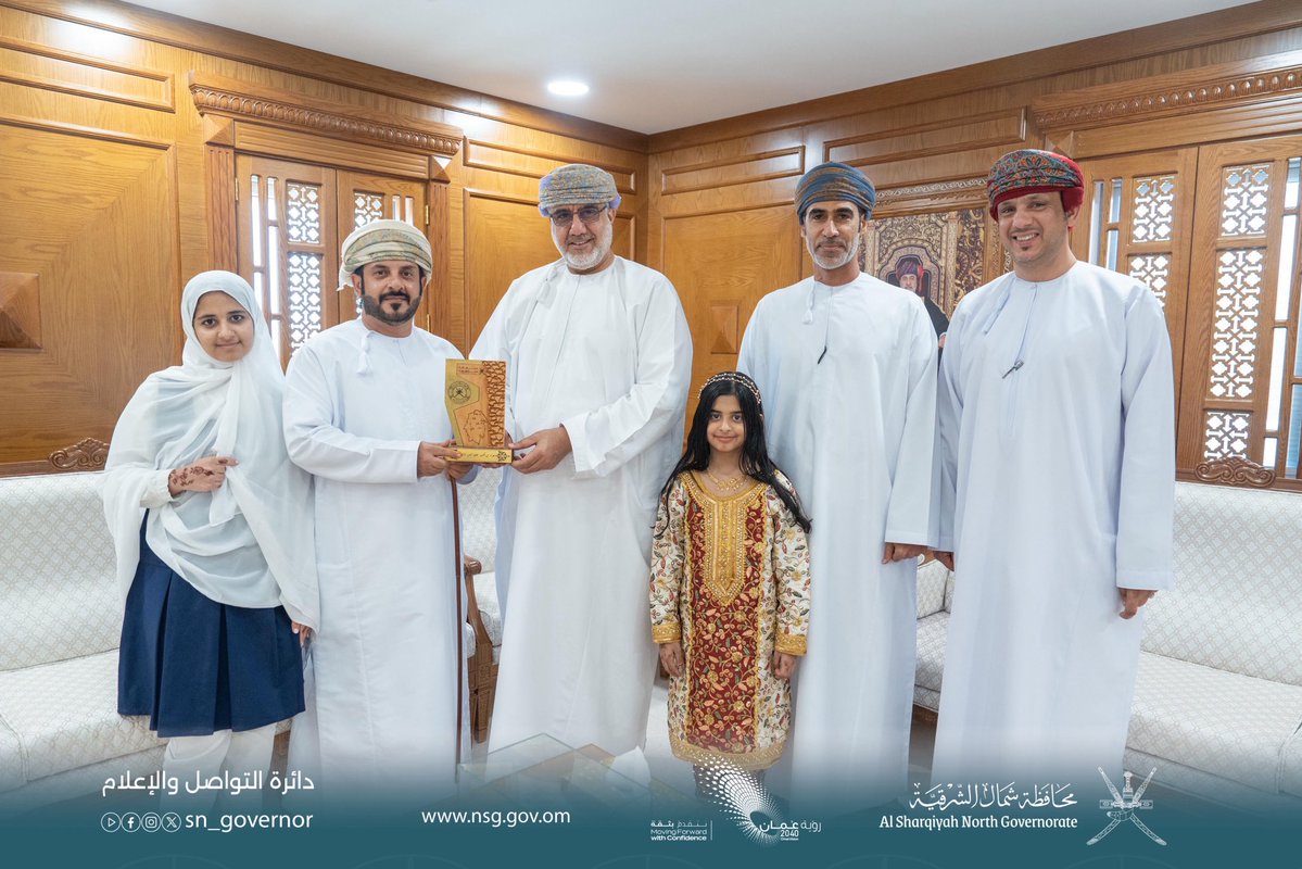 SN_Governor's tweet photo. استقبل سعادة محافظ شمال الشرقية عددًا من أعضاء فريق مبادرة الدور الطلابي والشراكة المجتمعية بولاية #بدية، كما كرّم الأستاذة حسناء بنت محمد الحجرية تقديرًا لتميزها في دعم المواهب الطلابية وإسهاماتها التأليفية بإصدار كتابي "مجلة صوت الطفولة" و "مسارات أدبية في قانون الطفل العُمل". https://t.co/zRvoveVNzK