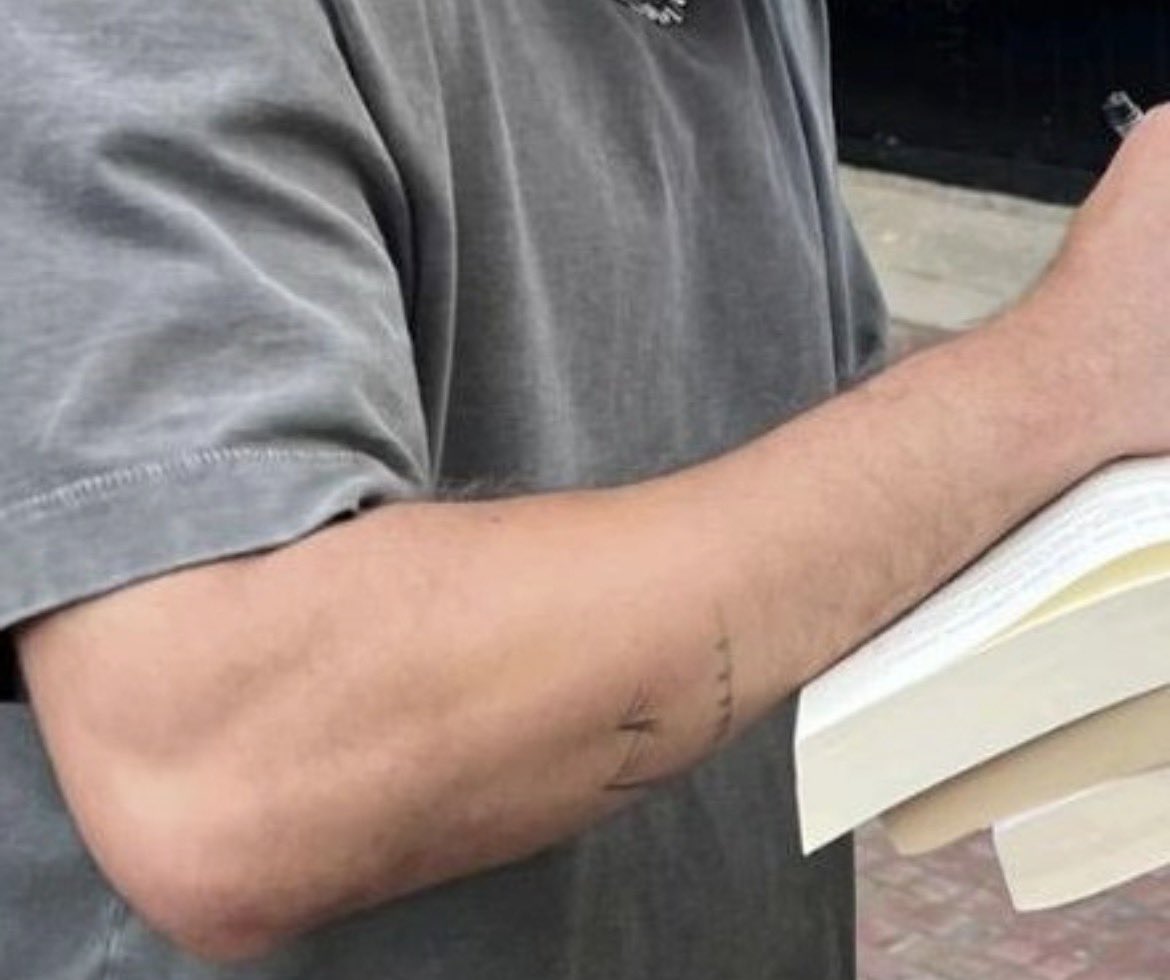 offcampusbra's tweet photo. 🥹| QUE FOFO! Ella Bright revelou que Jalen tem uma tatuagem do elenco escalando uma montanha.  https://t.co/nuwGu2Nl7s