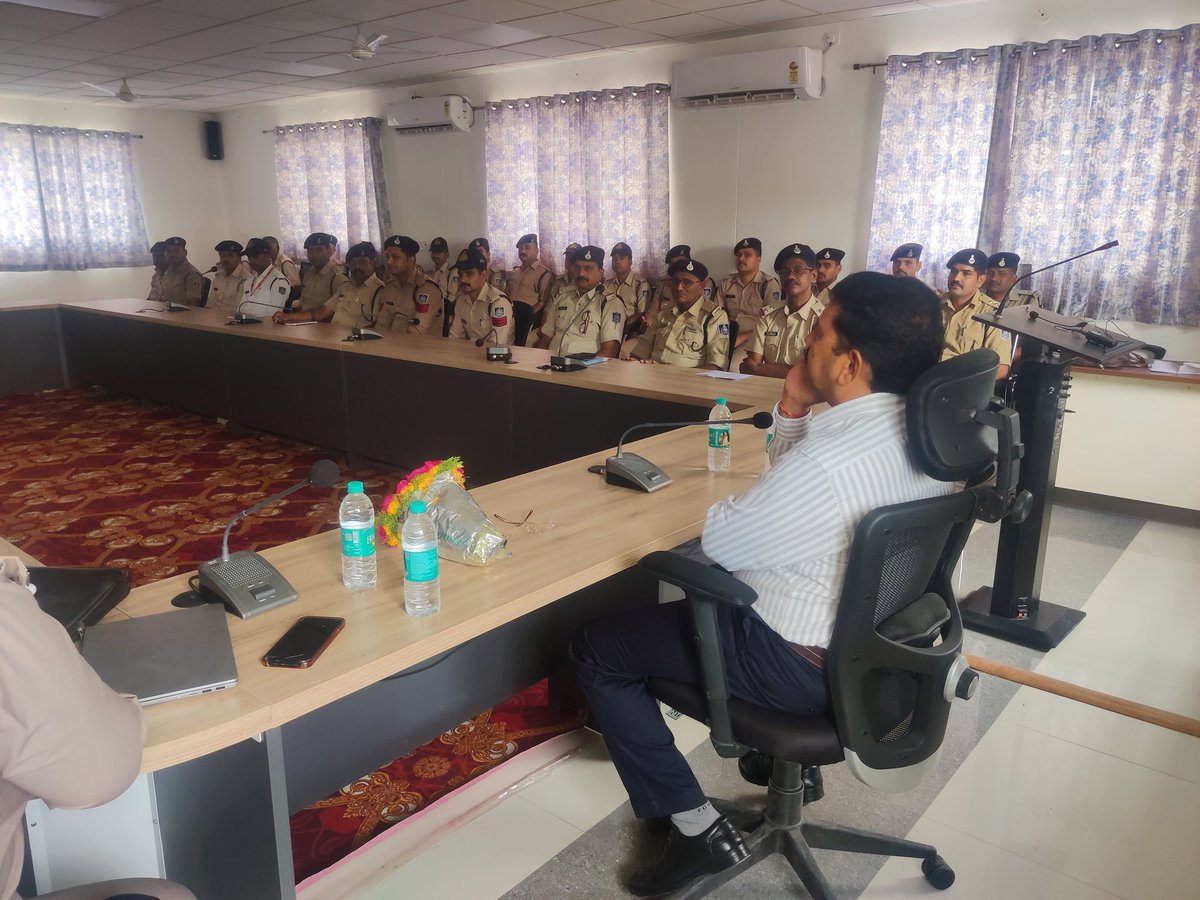 PoliceNiwari's tweet photo. सिंहस्थ 2028 के सफल संचालन हेतु प्रशिक्षण सत्र का पुलिस अधीक्षक निवाड़ी के निर्देशन में हुआ प्रारंभ

जिला निवाड़ी के पुलिस अधिकारी/कर्मचारी प्रशिक्षित होकर देंगे सिंहस्थ 2028 में अपनी सेवाएं
@DrMohanYadav51 @DGP_MP @igpsagarzone @DIGCHHATARPUR @MPPoliceDeptt https://t.co/9ThpWfcdpu