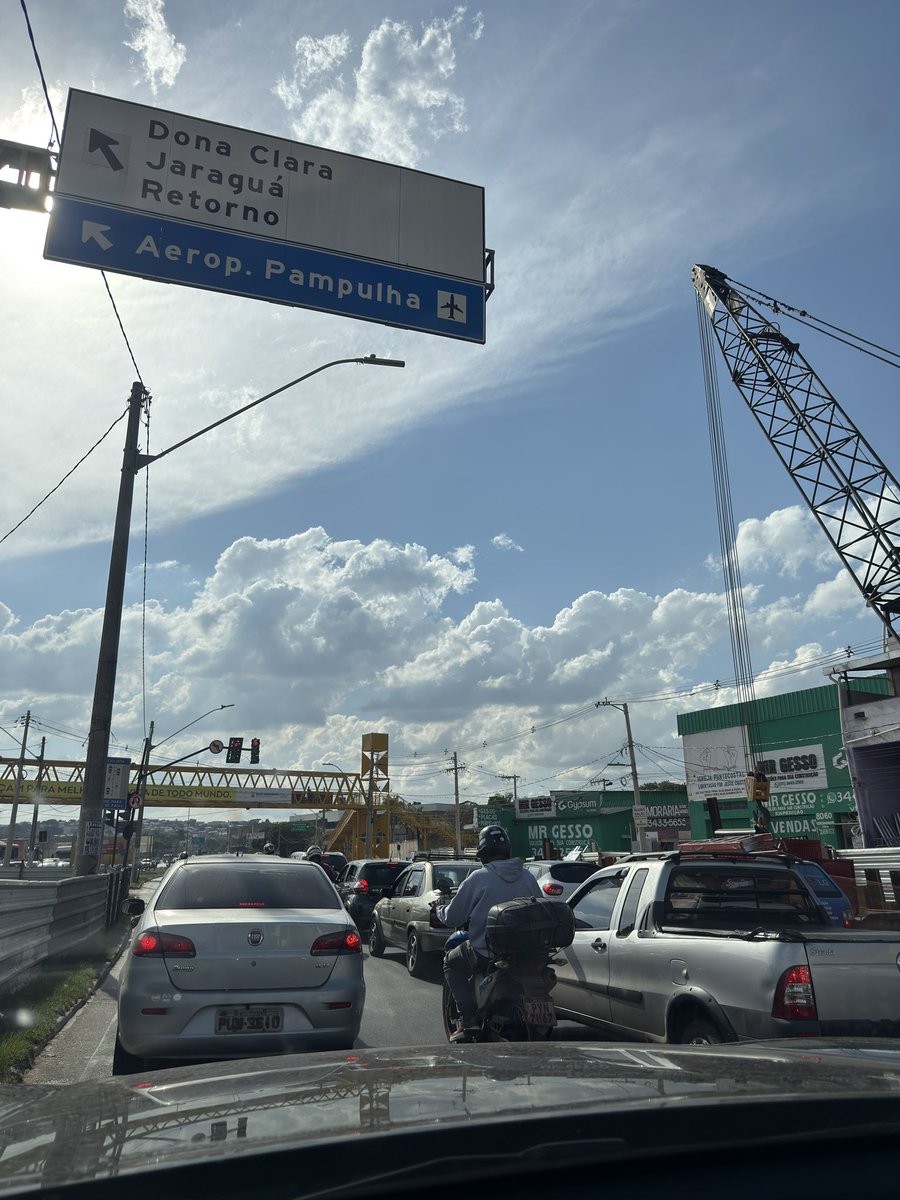 buyandholdbr's tweet photo. O caminho do aeroporto internacional de BH faz eu me sentir no Iraque.

Belo Horizonte tem o 5º maior PIB do país e está na 4ª posição entre as cidades que mais arrecadam impostos no Brasil (54,7 bilhões em 2024) — e ainda assim parece que a cidade parou no tempo.

Fora a sujeira, os crackudos, a pichação.

Pra onde tá indo nosso dinheiro???