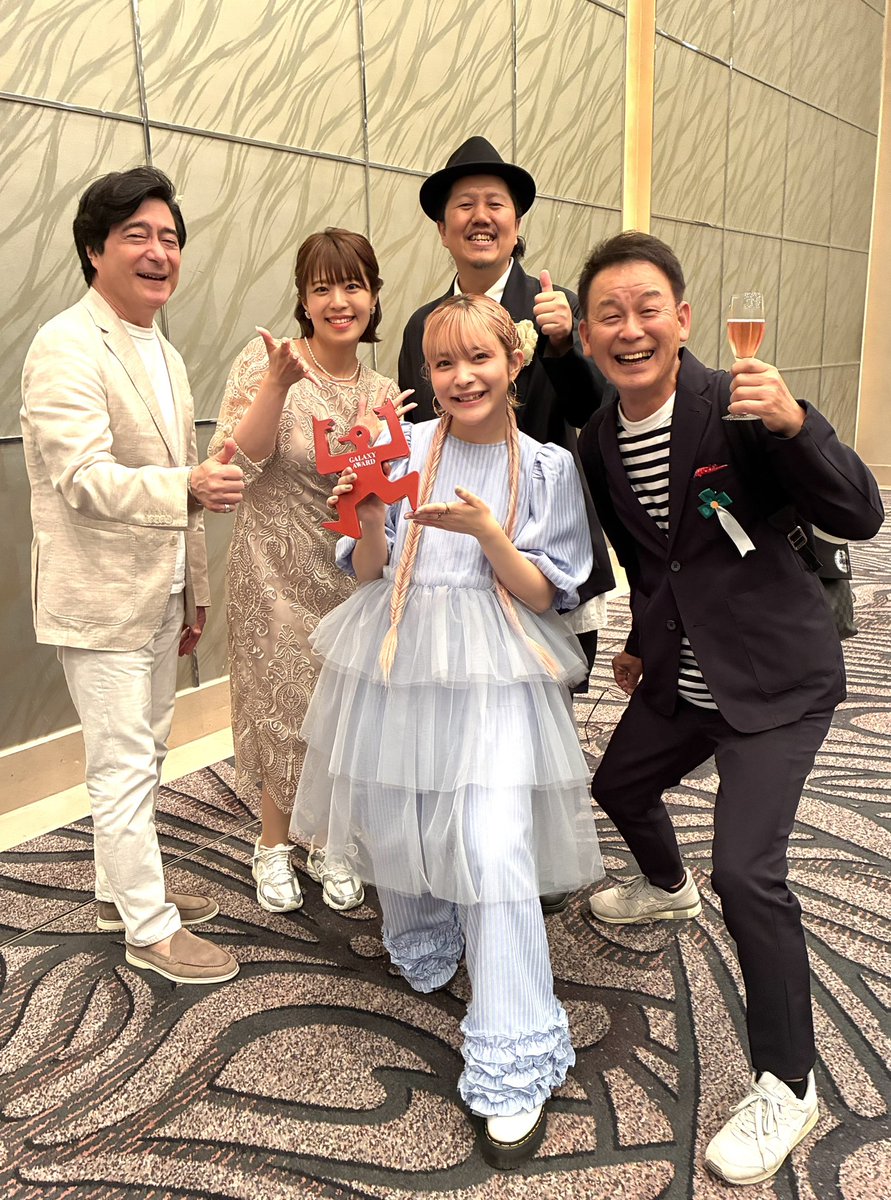 yokonandes's tweet photo. 【東京 最終日】昼過ぎまで赤坂で…映画にまつわる隠密な打ち合わせ。終わってすぐに渋谷へ移動。『第63回ギャラクシー賞』の贈賞式へ。高石あかりさん…夏帆さん…竹内涼真さん…岡山天音さん…杉咲花さんなどキラキラの登壇者。そして…我らが「アンジー」が堂々の受賞！華やかで誇らしい！ https://t.co/z6HoeDtYgi
