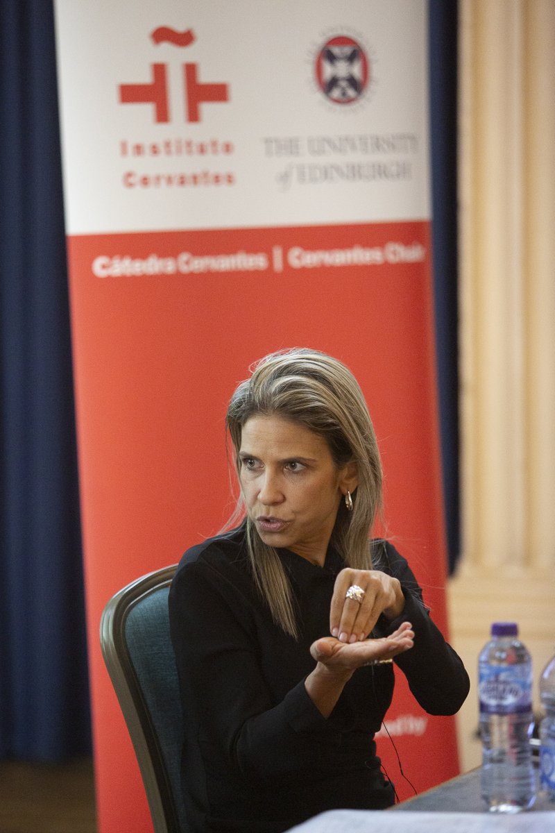 AlexisGrohmann's tweet photo. Lúcidas y magníficas @karinasainz y Kirsty Gunn hablando de bibliotecas, literatura y nuestra relación con los libros en el mundo presente, en el marco del Festival Internacional Benengeli del @InstCervantes en nuestra Playfair Library de Edimburgo. https://t.co/BKGkIxgRKK
