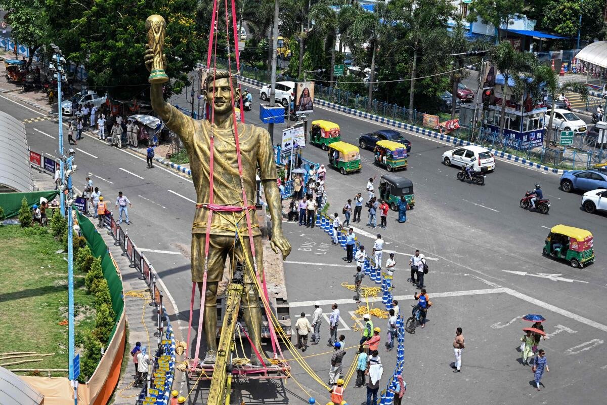 sportstarweb's tweet photo. The 70-foot Lionel Messi statue in Kolkata’s Lake Town has been taken down following safety concerns 🌪️

Residents had reportedly complained about the structure swaying during strong winds.

📸: AFP https://t.co/tcs1jeB90A