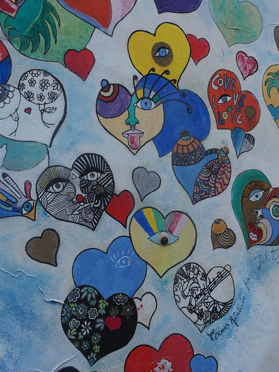 DreamingPippin's tweet photo. L’amour sur les murs — III
L’amour a plusieurs visages.
Il sourit.
Il regarde.
Il cligne des yeux,
sans devenir parole.
🐶✌️
#LAmourSurLesMurs #Paris
#ArtUrbain #StreetArt #MuralArt
#Photographie #Amour
#PhotoDeRue #ParisPhotography https://t.co/Ga1dyBWZlM