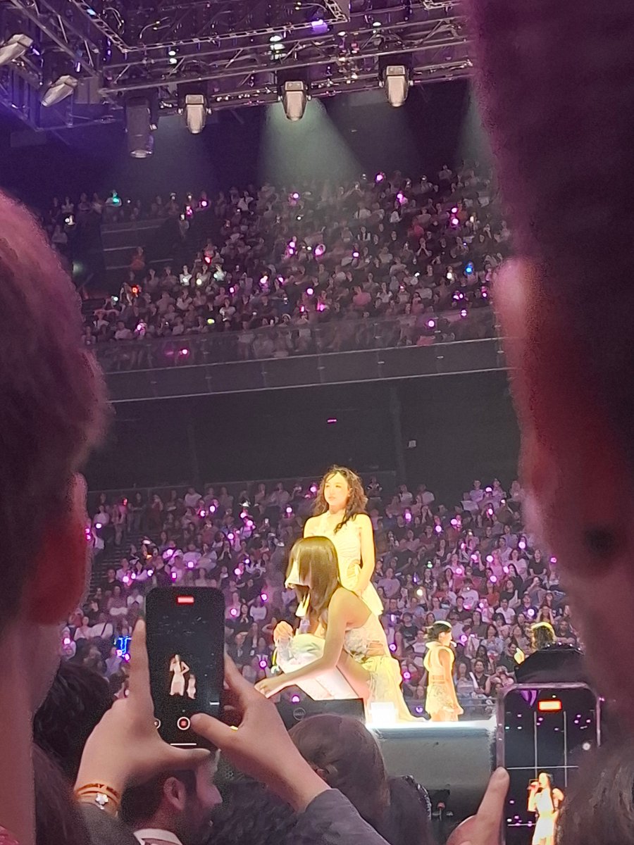 dpdshadow's tweet photo. Momo drying off her forehead while Nayeon is serving face, made me chuckle.

#TWICE_THIS_IS_FOR_WORLD_TOUR_IN_AMSTERDAM https://t.co/ZRG5Vw9aB1