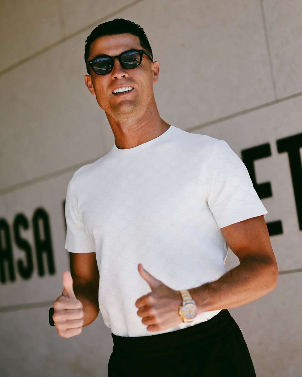 lnstantFoot's tweet photo. Le GOAT est arrivé au rassemblement de la sélection portugaise ! 🐐🇵🇹 https://t.co/qBTL5nkRax