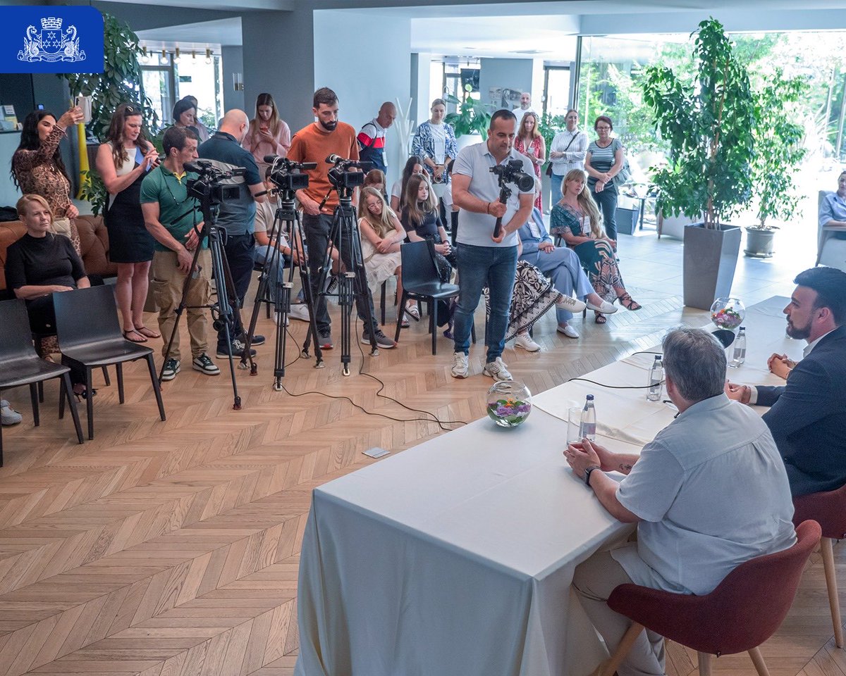 mayorbudva's tweet photo. 🎼 Po prvi put, Budva je domaćin međunarodnog festivala „Angel Voice“ – manifestacije koja ove godine okuplja više od 170 mladih izvođača iz različitih krajeva svijeta.

🏛️ Nakon uspješnih izdanja održanih u više evropskih zemalja, festival je stigao u Budvu, svrstavajući naš grad među domaćine jedne od najznačajnijih međunarodnih platformi za afirmaciju mladih muzičkih talenata i potvrđujući njegovu sve značajniju ulogu na međunarodnoj kulturnoj sceni.

🌍 Kroz muziku, edukaciju i humanitarni karakter, „Angel Voice“ promoviše vrijednosti koje povezuju ljude, podstiču kulturnu razmjenu i prevazilaze granice.

📍Dobro došli u Budvu.

#Budva #AngelVoice #Kultura #MeđunarodnaSaradnja #MladiTalentI #Montenegro