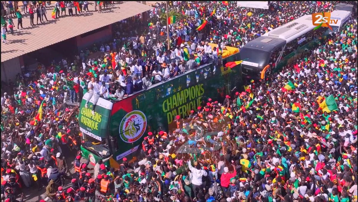 SeeyniiFaay's tweet photo. @petitprince367 @ActuFootMaroc Quelle can ? celle avec la quelle on a paradé et fait avec le tour du Senegal et qui est aujourd’hui gardé au parc au milieu des lions 🤣😂🤣😂.
Envoyer motsepe et lekjaa pour venir chercher ils vont leur servir de repas 🤣 https://t.co/yVcONCFWJ3