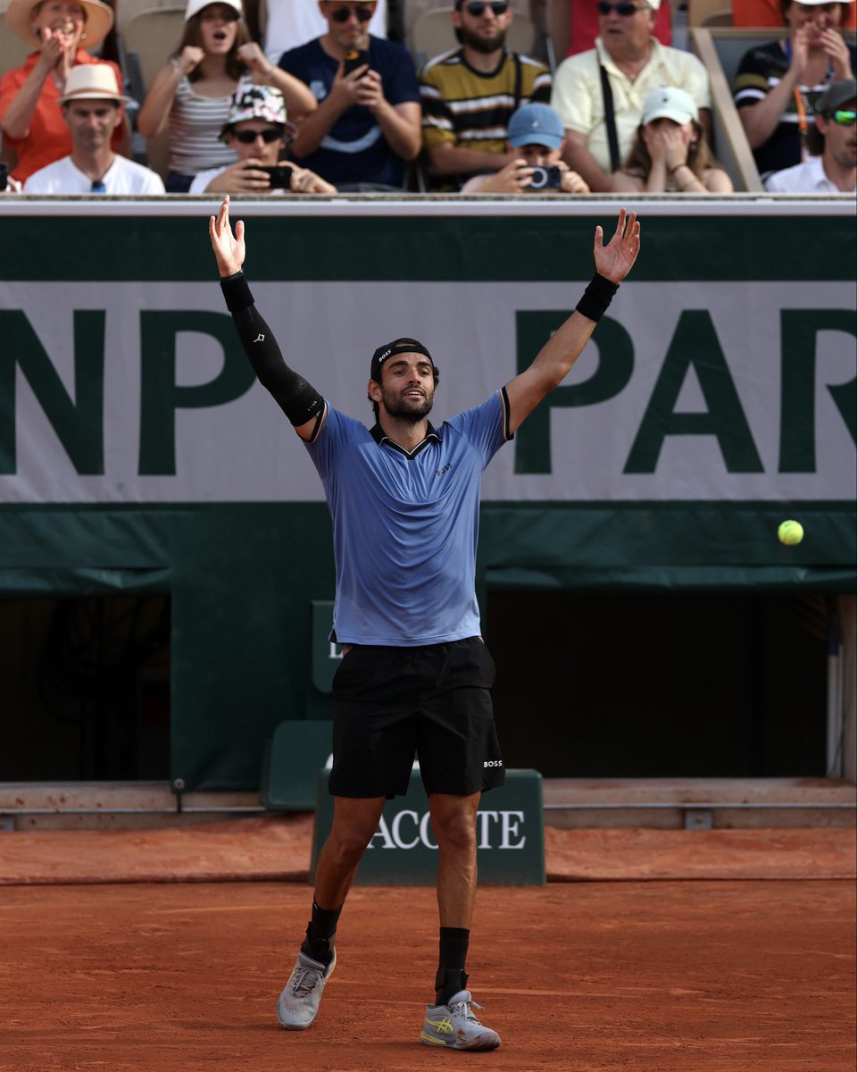 McPako8's tweet photo. MATTEO BERRETTINI AI QUARTI!
Dopo Flavio, anche Matteo ai quarti giocando una partita perfetta contro J.M.Cerundolo, quasi mai in sofferenza. 
Bello rivederlo ad un certo livello, ora speriamo in un bel quarto tutto italiano, intanto Jannik vendicato
#berrettini #rolandgarros https://t.co/TXSGhU35wy