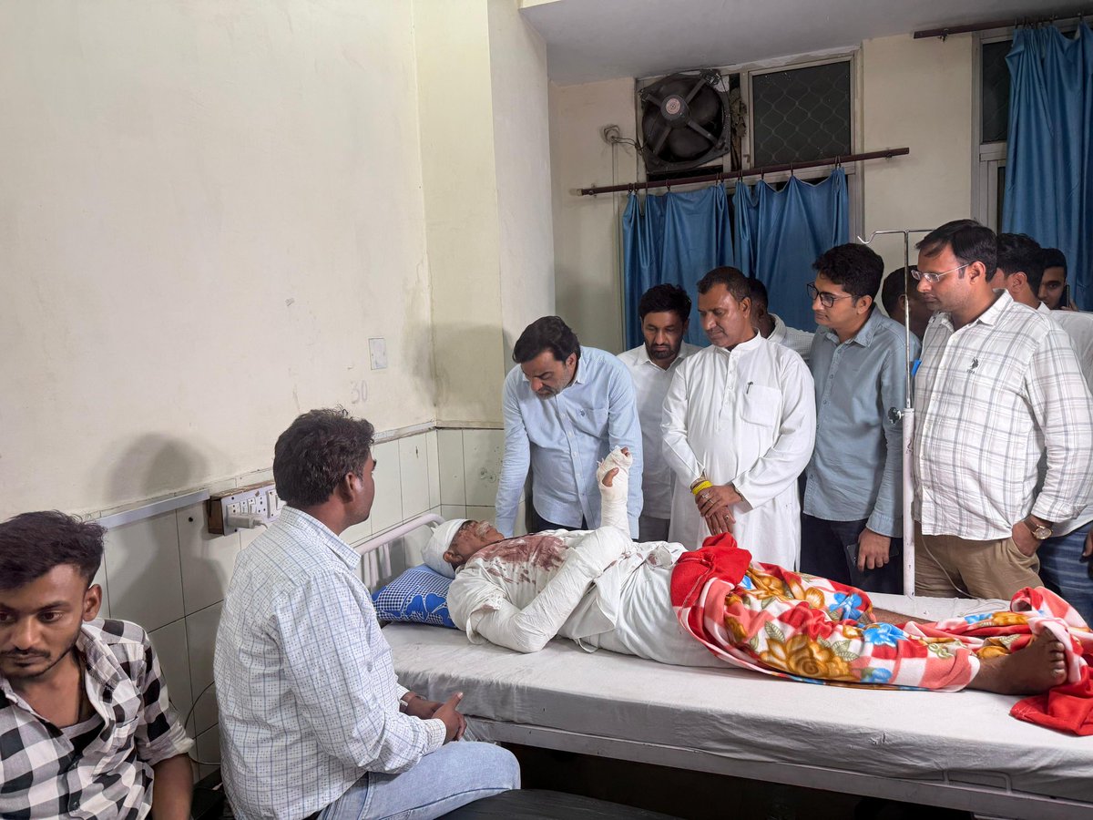 hanumanbeniwal's tweet photo. आज सवाई मानसिंह अस्पताल पहुंचकर कोटपूतली के अजीतपुरा-कुजोता क्षेत्र में अवैध खनन के खिलाफ आवाज उठाने वाले ग्रामीणों पर खनन माफियाओं द्वारा की गई कथित ताबड़तोड़ फायरिंग में घायल हुए नागरिकों से मुलाकात कर उनकी कुशलक्षेम पूछी व ट्रोमा सेंटर में भर्ती अन्य मरीजों से मुलाकात की तथा चिकित्सकों को घायलों का बेहतर उपचार करने के निर्देश दिए |