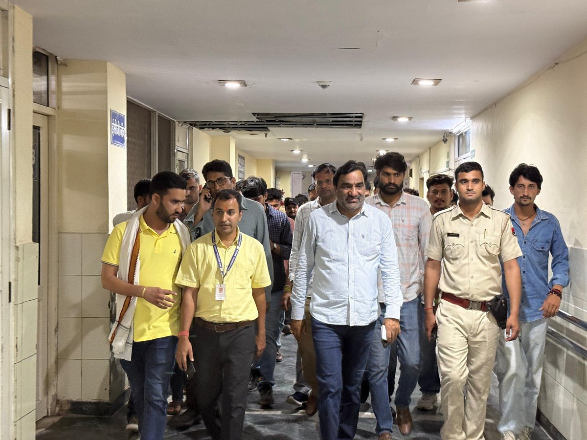 hanumanbeniwal's tweet photo. आज सवाई मानसिंह अस्पताल पहुंचकर कोटपूतली के अजीतपुरा-कुजोता क्षेत्र में अवैध खनन के खिलाफ आवाज उठाने वाले ग्रामीणों पर खनन माफियाओं द्वारा की गई कथित ताबड़तोड़ फायरिंग में घायल हुए नागरिकों से मुलाकात कर उनकी कुशलक्षेम पूछी व ट्रोमा सेंटर में भर्ती अन्य मरीजों से मुलाकात की तथा चिकित्सकों को घायलों का बेहतर उपचार करने के निर्देश दिए |