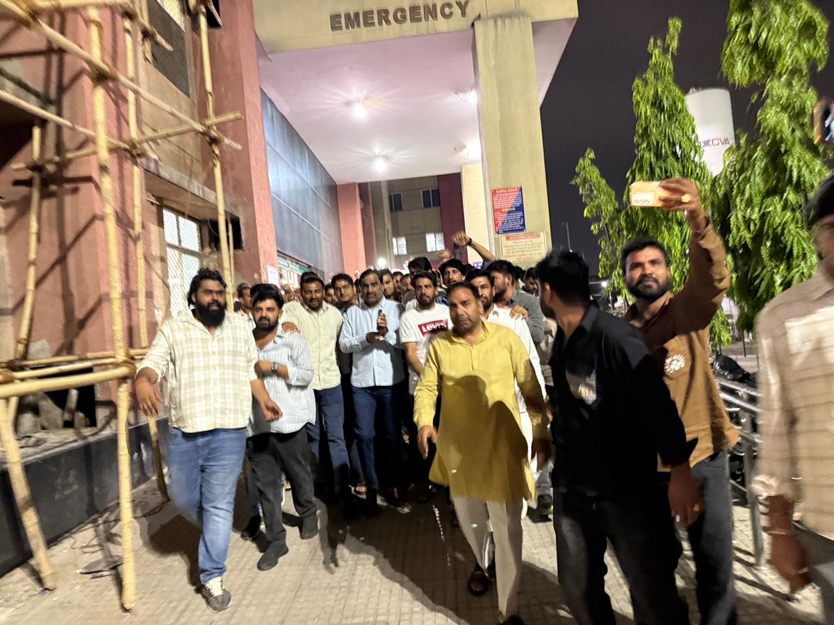 hanumanbeniwal's tweet photo. आज सवाई मानसिंह अस्पताल पहुंचकर कोटपूतली के अजीतपुरा-कुजोता क्षेत्र में अवैध खनन के खिलाफ आवाज उठाने वाले ग्रामीणों पर खनन माफियाओं द्वारा की गई कथित ताबड़तोड़ फायरिंग में घायल हुए नागरिकों से मुलाकात कर उनकी कुशलक्षेम पूछी व ट्रोमा सेंटर में भर्ती अन्य मरीजों से मुलाकात की तथा चिकित्सकों को घायलों का बेहतर उपचार करने के निर्देश दिए |