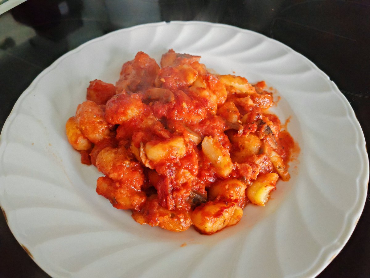 PolicyRob's tweet photo. @UK_Daniel_Card Gnocchi with homemade tomato, bacon, mushroom, onion and pepper sauce (dash of red wine 😁) topped with parmesan. 🤤 https://t.co/DljyD1bPH4