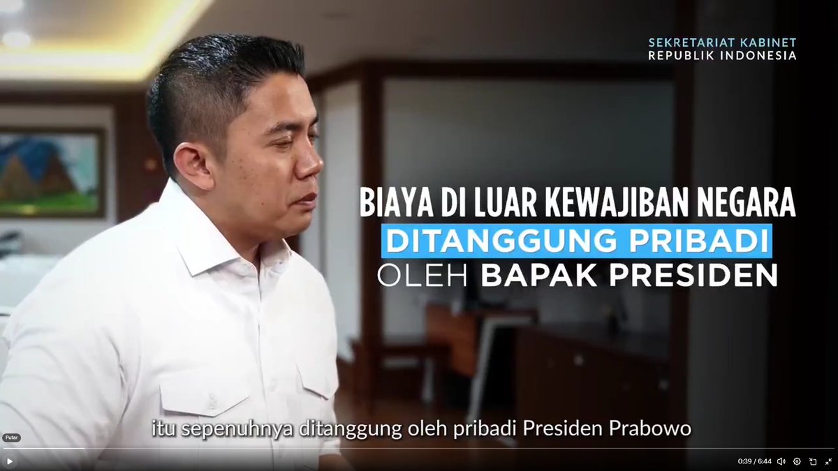 abulmuzaffar10's tweet photo. Seskab harus bisa menjelaskan ke publik..

Apa sih yang dimaksud dengan:

"Segala kelebihan biaya yang telah dianggarkan oleh negara itu sepenuhnya ditanggung pribadi oleh Presiden"

Kelebihan biaya apa? Biaya perjalanan dinas?

Jika yang dimaksud demikian.. 
Bahwa ini terkait kegiatan fungsi penyelenggaraan negara (perjalanan dinas)

Maka ini ga boleh ditanggung pribadi.

Dasarnya apa?

Cek Pasal 3 ayat 5 UU 17/2003 tentang Keuangan Negara. 

“Semua penerimaan yang menjadi hak dan pengeluaran yang menjadi kewajiban negara dalam tahun anggaran yang bersangkutan harus dimasukkan dalam APBN.”

Cek juga pasal 3 ayat 4 UU 1/2004 tentang Perbendaharaan Negara.

"Semua pengeluaran negara, termasuk subsidi dan bantuan lainnya yang sesuai dengan program pemerintah pusat, dibiayai dengan APBN."

Jadi ga bisa asal-asalan pakai duit pribadi.
Kalau suka-suka, pertanggungjawabannya susah.