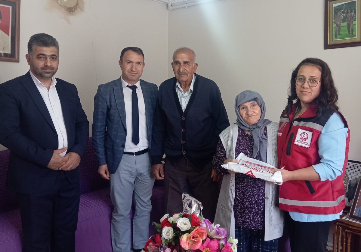 igdiraile's tweet photo. 🇹🇷 Kahraman Şehidimiz Cihat Sayım, sene-i devriyesinde rahmetle yâd edildi. İl Müdürlüğümüz koordinesinde ve İl Müftülüğü katılımıyla kıymetli ailesi ziyaret edildi. Kur'an-ı Kerim tilaveti gerçekleştirilerek ailemize Kur'an-ı Kerim hediye edildi. Ruhu şad olsun.

#tcailesosyal https://t.co/0bSBnICCZ5