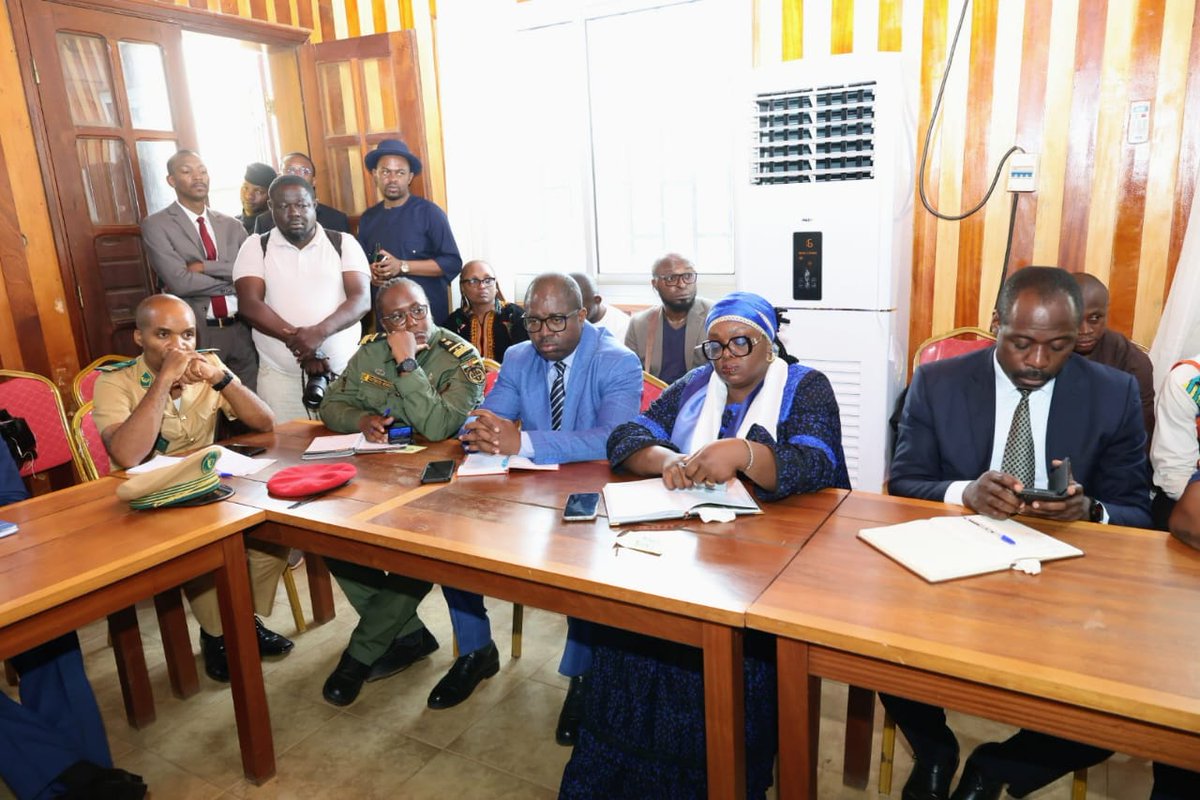 MinatDivcom's tweet photo. Au cours de la rencontre sécuritaire organisée dans les locaux du gouverneur de l'Est, le ministre en charge de l'Administration territoriale (MINAT), Atanga Nji Paul, a appelé les responsables politiques à faire preuve de responsabilité dans la gestion des affaires publiques. https://t.co/McjNvayNKM