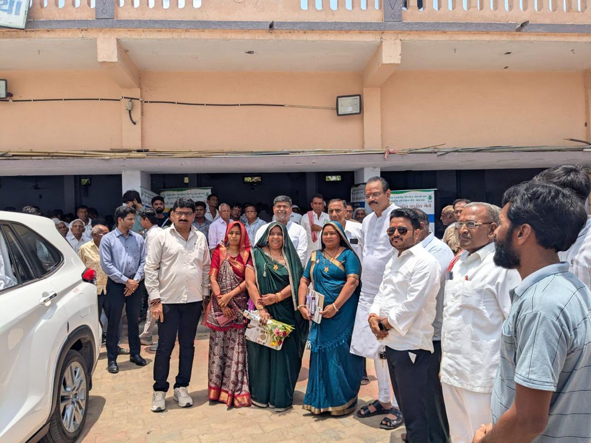 pksingh_iffco's tweet photo. A commendable initiative by Hon'ble Agriculture Minister, Government of Gujarat, for launching the statewide "Khet Bachavo Abhiyan" from Shertha, Gandhinagar.

We extend our sincere gratitude to the Hon'ble Minister for encouraging farmers to reduce excessive dependence on chemical fertilizers and adopt innovative alternatives such as IFFCO Nano Urea, Nano DAP, Bio-fertilizers, and Organic Fertilizers, which help improve soil health, reduce input costs, and enhance sustainability.

Save the Farm • Save the Farmer • Save the Future
@Dileep_Sanghani @KiritkrJPatel @jitu_vaghani @icarindia 
#KhetBachavoAbhiyan #SoilHealth #SustainableAgriculture #IFFCO #NanoUrea #NanoDAP #BioFertilizers #NaturalFarming #JaiKisan #Gujarat