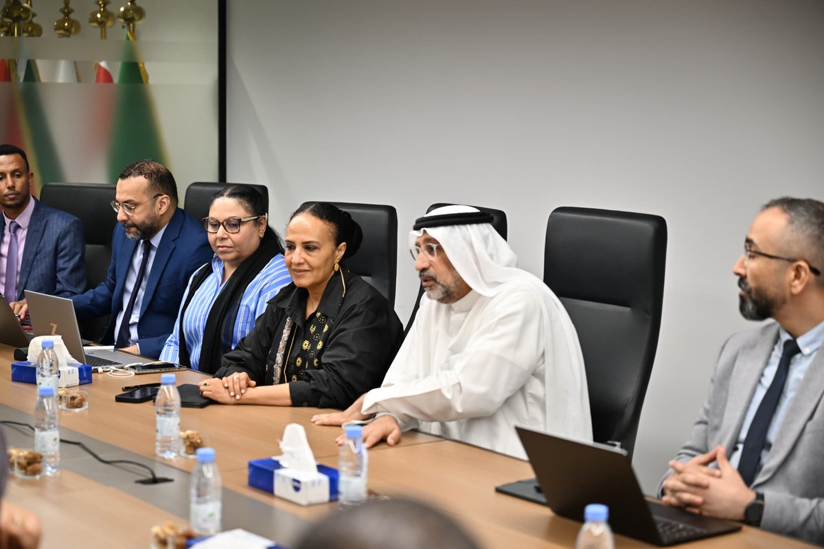 badeabank's tweet photo. استقبل سعادة الأستاذ عبد الله خليل المصيبيح، رئيس المصرف العربي للتنمية الاقتصادية في أفريقيا، اليوم بمقر المصرف، معالي وزيرة الدولة للشؤون الرئاسية بجمهورية ليبيريا، السيدة ماماكا بيلتي، والوفد المرافق لها، وذلك بحضور سعادة الدكتورة فاطمة فاروق الشيخ، نائبة رئيس المصرف للعمليات، وسعادة سفير جمهورية ليبيريا لدى المملكة العربية السعودية، السيد أمارا سوكو ساكور.

وتناول اللقاء سبل تعزيز التعاون الاقتصادي والتنموي بين المصرف وجمهورية ليبيريا، حيث تم استعراض أولويات التنمية الوطنية والفرص المتاحة لدعم البرامج والمشاريع الاستراتيجية التي تسهم في تحقيق النمو الاقتصادي المستدام وتحسين الظروف المعيشية للسكان. كما بحث الجانبان سير العمليات الجارية ومتابعة تنفيذ المشاريع الممولة، إلى جانب آفاق التعاون المستقبلي في مجالات القطاع العام والقطاع الخاص وتمويل التجارة.

ويأتي هذا اللقاء في إطار الجهود المتواصلة التي يبذلها المصرف لتعزيز شراكاته الاستراتيجية مع الدول الأفريقية ودعم مسارات التنمية الاقتصادية والاجتماعية بالقارة.

من جانبها، أعربت معالي الوزيرة والوفد المرافق عن تقديرهم للدور الذي يضطلع به المصرف في دعم التنمية بجمهورية ليبيريا، مشيدين بجهود سعادة رئيس المصرف  في توسيع مجالات التعاون، ومؤكدين تطلعهم إلى فتح آفاق جديدة للشراكة بما يخدم أولويات التنمية الوطنية ويعزز العلاقات المتميزة بين الجانبين.