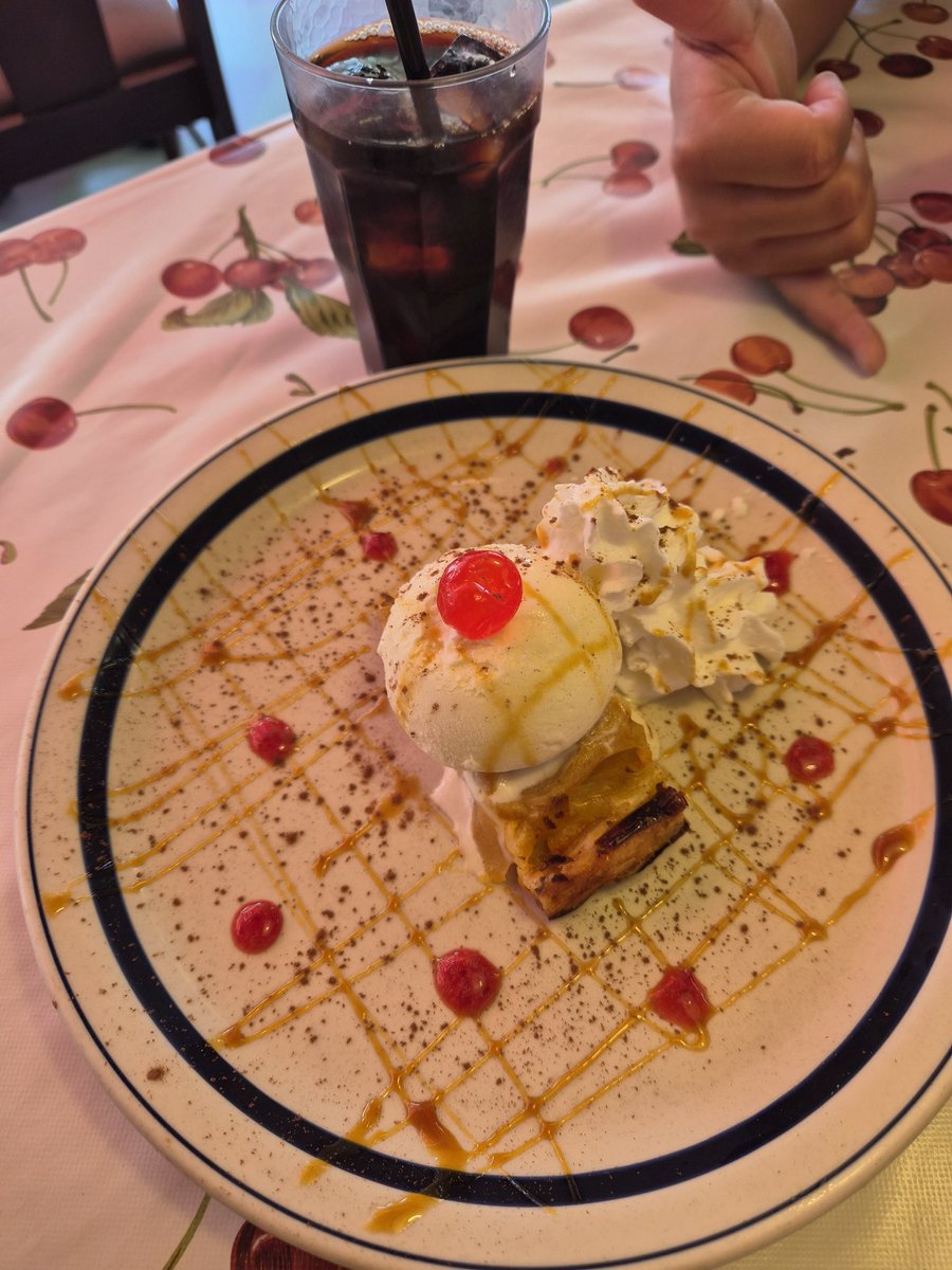 d_y0852's tweet photo. 夫のお友達に教えてもらったお店のアッポーパイ美味しかった😌
朝ごはん食べすぎてハンバーガー食べれなかったの悔しい🫠

みね写りこんでるｬ🤙 https://t.co/ufWqhcHpm9