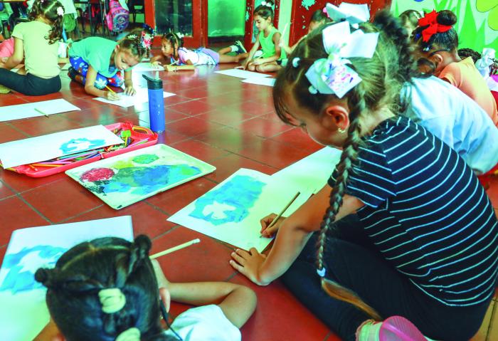 DiazCanelB's tweet photo. Felicitamos a las niñas y niños cubanos en el Día Internacional de la Infancia. Los cuidamos y respetamos como lo que son: un tesoro. 

Con gran justeza dijo José Martí que en ellos habita la esperanza, y que ellos son los que saben querer; en esta última definición, el Apóstol estaba hablando de nobleza, de sinceridad, y de una inventiva de cara al mundo que los adultos siempre deberíamos contemplar y hasta imitar. 

Nuestro compromiso, nuestro desvelo, es protegerlos de tanta barbarie que sufre el mundo y que hoy nos acecha. La alegría de cada niño cubano es sagrada, y la seguiremos defendiendo a pesar del bloqueo feroz con que el imperialismo se ensaña.

¡Muchas felicidades, pequeños gigantes!