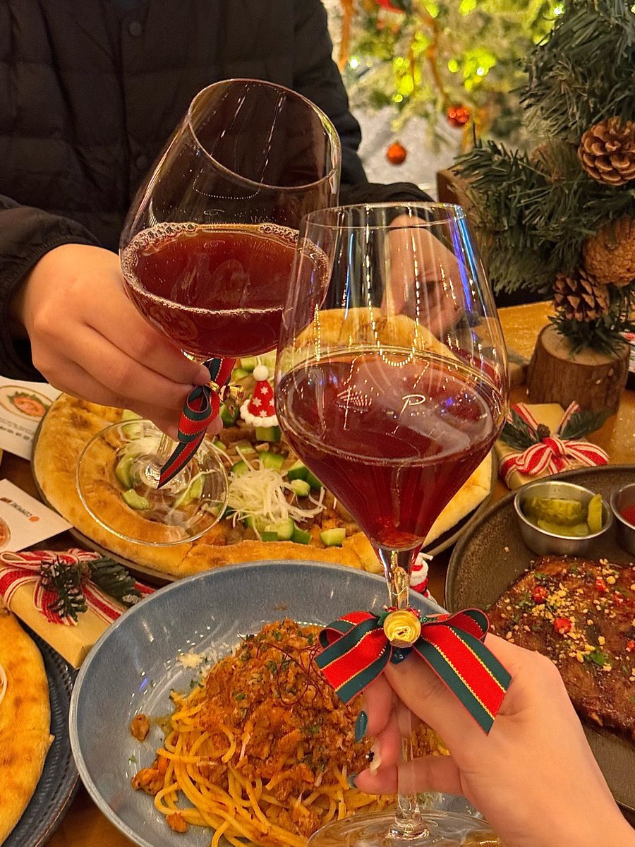 ZaytoonGreen's tweet photo. Holiday Feast Alert! Roast turkey, cranberry sauce u0026 warm pumpkin pie—your perfect festive spread is here. Tag a friend who needs this recipe! #HolidayEats https://t.co/qFavkH7jaG