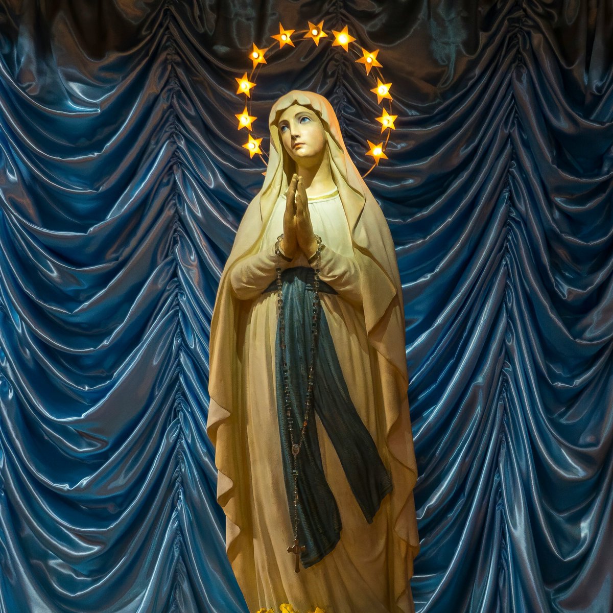 PrayTheRosary's tweet photo. Mary, Queen of Heaven, pray for us! https://t.co/5xrUGZqqHB