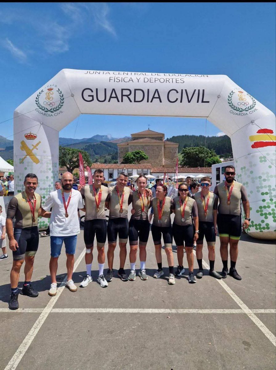 FUTER_ET's tweet photo. El sargento Alberto Ponce #BZPAC_VI #Paracaidistas consiguió el 1.º puesto militar y civil masculino y récord, en el II Campeonato Nacional Militar de bicicleta de montaña celebrado en #Potes #Cantabria, Prueba Valle del Liébana BTT.
#BrigadaParacaidista
#BRIPAC 
#SomostuEjercito https://t.co/wRdeUOOVj3
