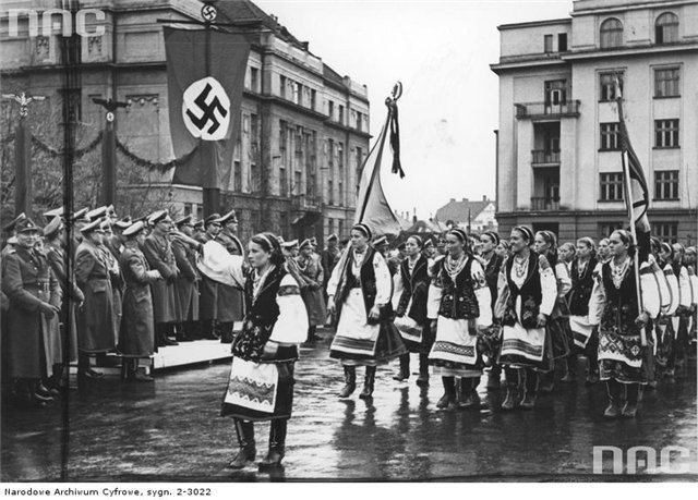 HolinkaPis's tweet photo. To zdjęcie przedstawia paradę ukraińskiej młodzieży w strojach ludowych w Stanisławowie (dziś Ivano-Frankiwsk) w październiku 1941 roku, zorganizowaną na cześć Hansa Franka – Generalnego Gubernatora okupowanej Polski (szefa Generalnego Gubernatorstwa).
Była to demonstracja lojalności wobec okupantów niemieckich ze strony części ukraińskiej ludności (głównie związanej z OUN – Organizacją Ukraińskich Nacjonalistów) na początku okupacji.
Zdjęcie jest często cytowane w pracach historycznych o kolaboracji ukraińskiej z III Rzeszą (https://t.co/lF89IANUEZ. w kontekście OUN, policji pomocniczej i późniejszej dywizji SS „Galizien”).