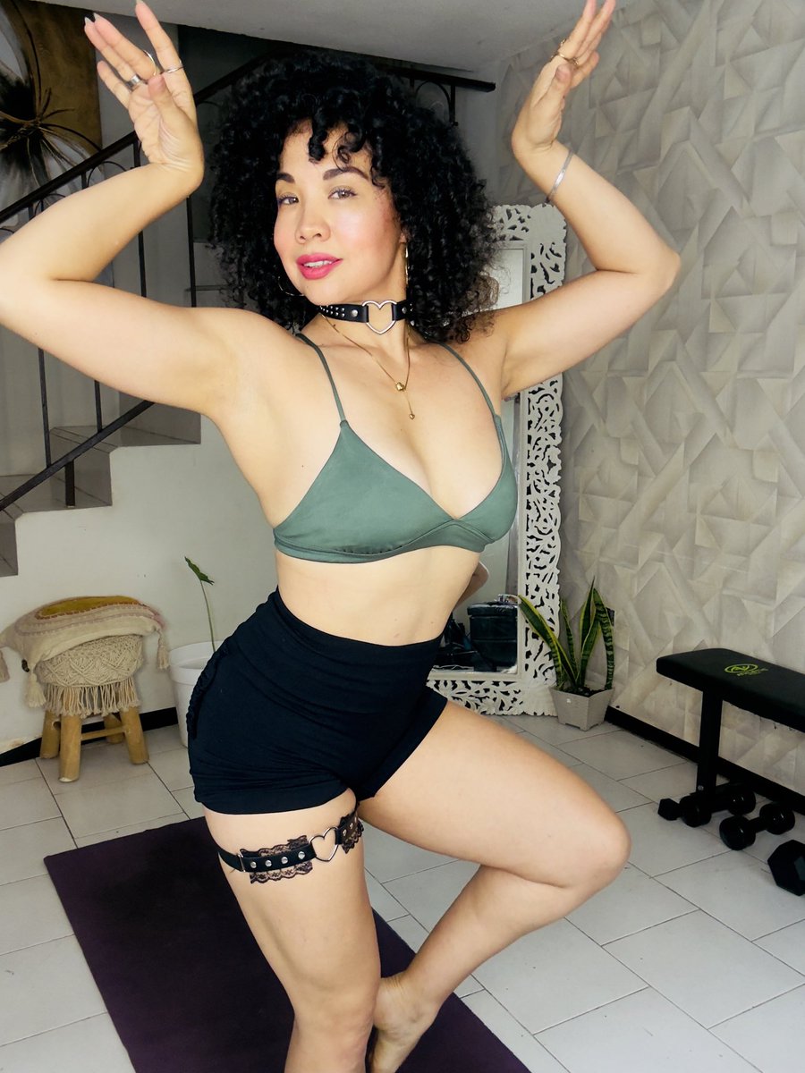 SeleneFierce's tweet photo. Thinking about who’s keeping me company tonight… 💋

#DMMe #LateNightChat #FlirtyVibes #USA https://t.co/KKlHqzW5rl