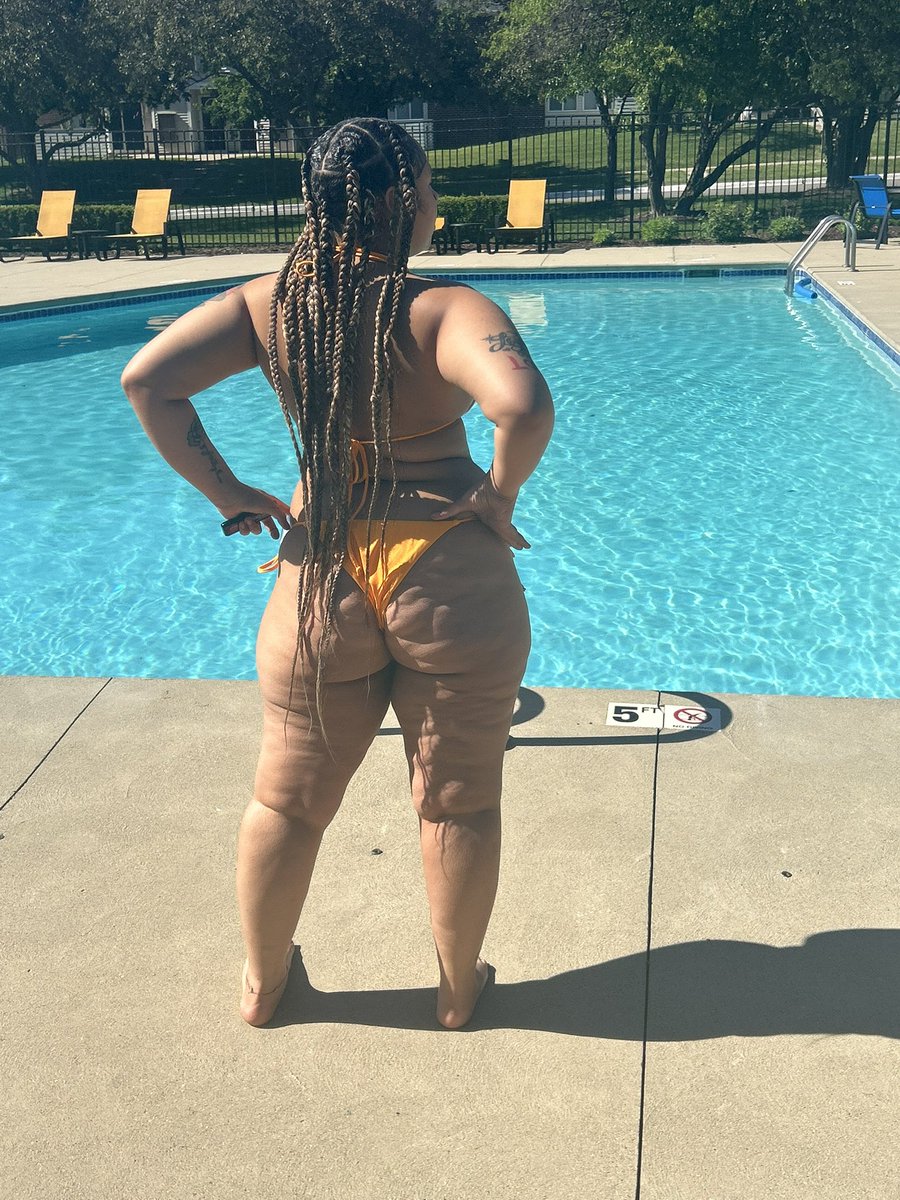 lightskinn_v's tweet photo. Pool dayyy 🍑🧡but my content 🧡 https://t.co/7qM5SRbXnA
