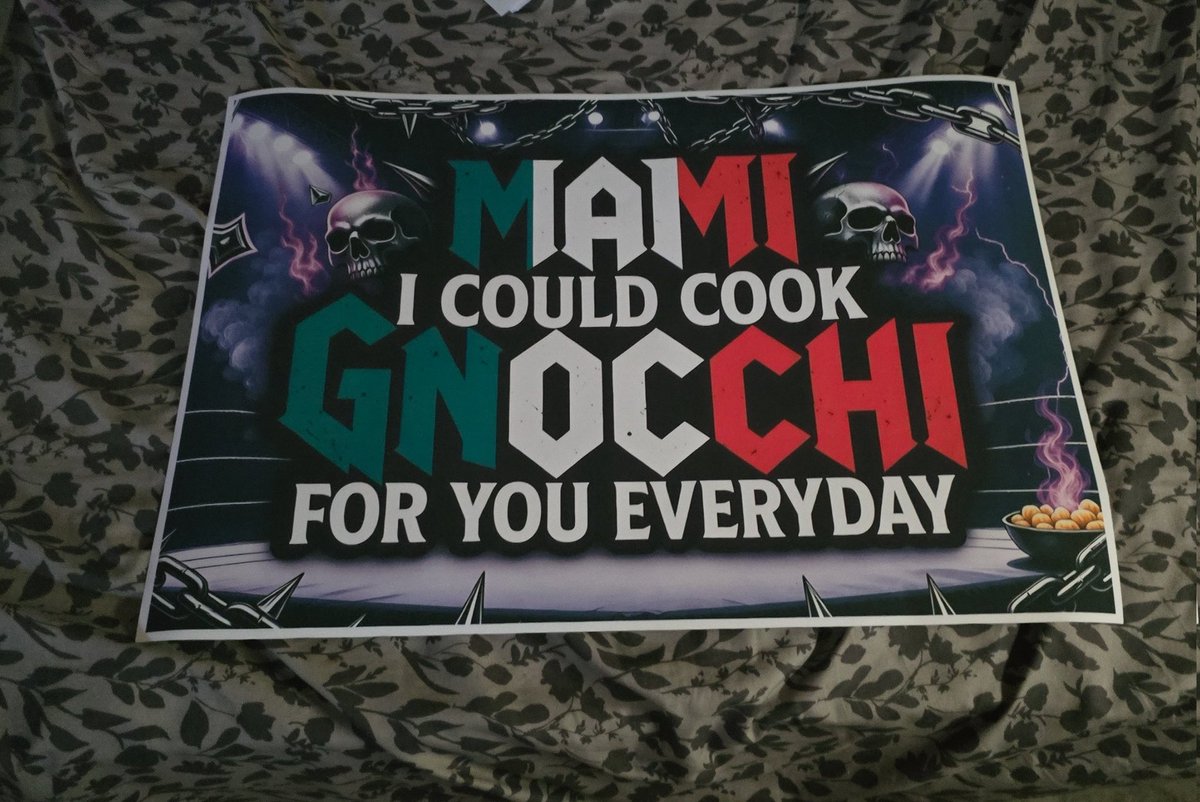 rootlives_'s tweet photo. morirò felice se mami @RheaRipley_WWE dovesse notare il mio cartello https://t.co/0qWBtbZmx1