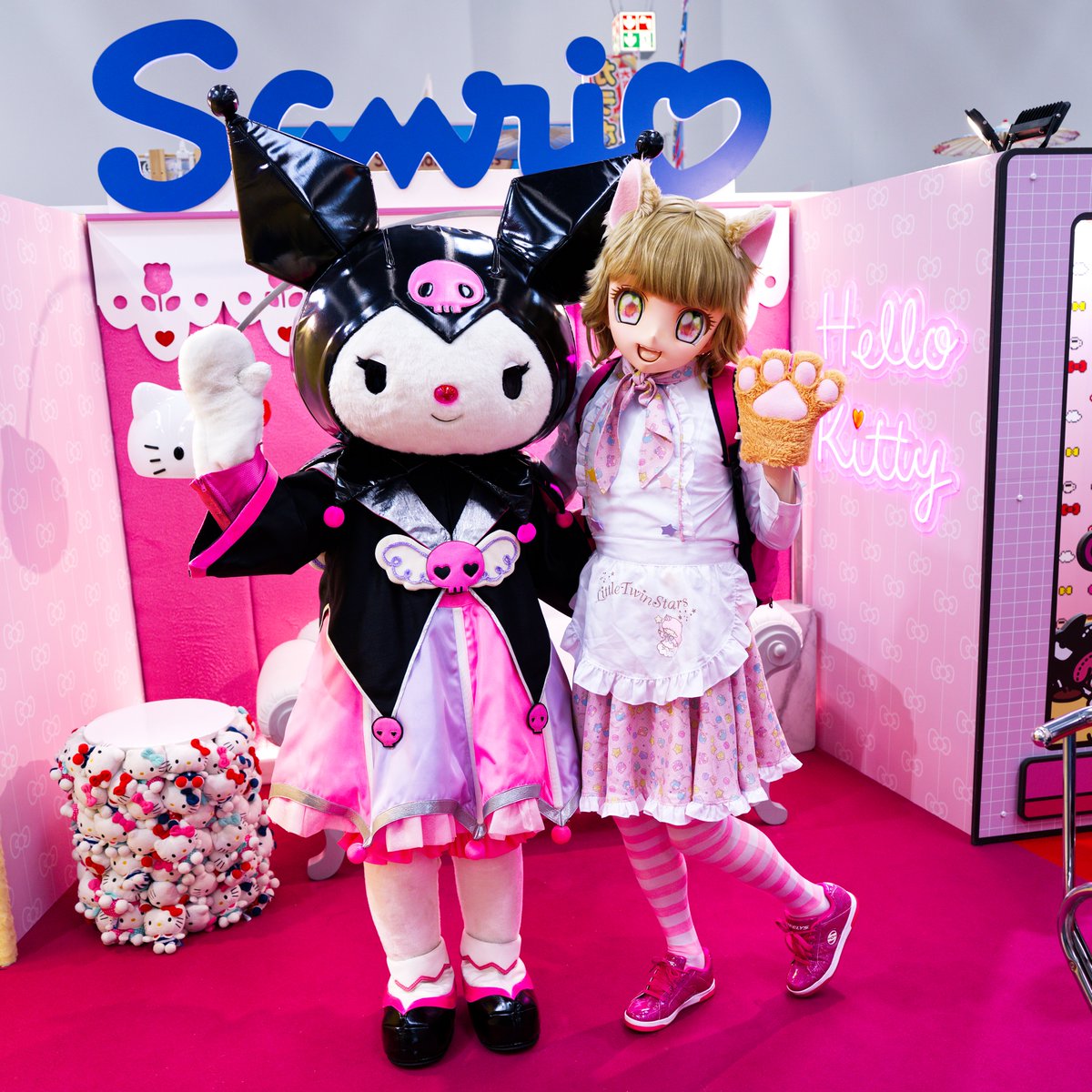 ReimajoChan's tweet photo. I somehow managed to meet my mascot crush at #Dokomi and even take a picture with her! 🥰🧡 After that, I immediately purchased two large Kuromi plushies for later cuddles! 😆🖤💜 #Kuromi #Sanrio https://t.co/jtcRkyorjm
