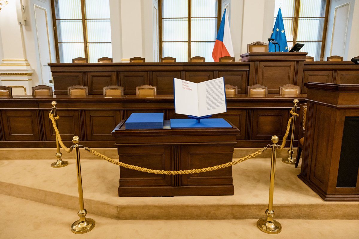 snemovna's tweet photo. V kuloárech před hlavním jednacím sálem proběhla vernisáž výstavy „Hledání formy. Slavnostní provedení Ústavy České republiky v soutěžních návrzích“. Představuje všechny návrhy nové podoby české ústavy, které byly předloženy v rámci dvou soutěží pořádaných KPS v letech 2024–2025. https://t.co/dvTNaGVOyw