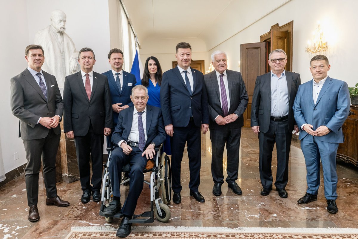 snemovna's tweet photo. S úvodním slovem na vernisáži vystoupili předseda Poslanecké sněmovny Tomio Okamura a vedoucí Kanceláře Poslanecké sněmovny Martin Plíšek. Na vernisáž byli pozváni také bývalé předsedkyně a bývalí předsedové Sněmovny.

➡️https://t.co/kfwFcgcfxN https://t.co/6v7J4ZepqQ
