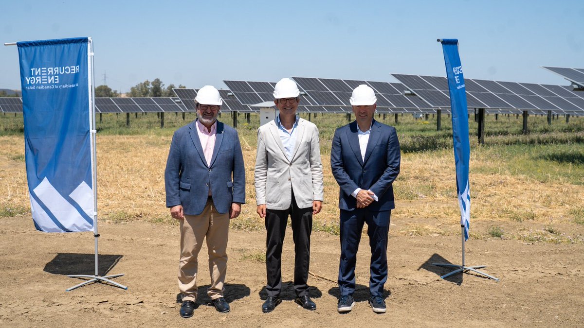ParadelaJSr's tweet photo. La energía limpia y a precios competitivos es la palanca para industrializar Andalucía, que se está convirtiendo en un hub energético, industrial y logístico. Pero necesitamos que el Gobierno publique ya la planificación eléctrica y que dé respuesta a las necesidades de la región https://t.co/8gADqUmFMy