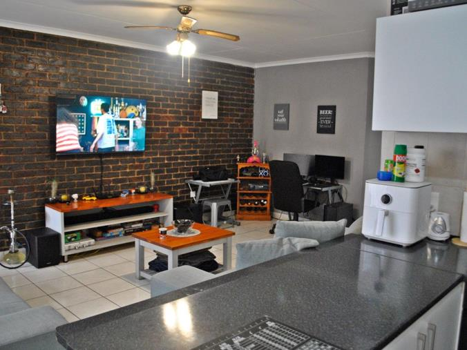 mlswest's tweet photo. 2 Bedroom Apartment / Flat for Sale in Rant En Dal, Krugersdorp | R 825 000 🏡✨

https://t.co/R1cb8bmnxY

#mlswest #property https://t.co/nB54avpYw7