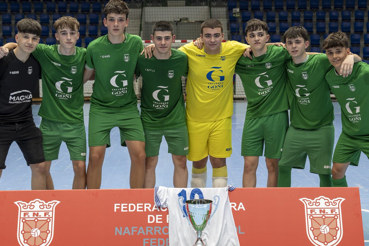 CDXOTA's tweet photo. 🏆 𝐀𝐔𝐓𝐎𝐍Ó𝐌𝐈𝐂𝐀 | El #CDXota se proclama campeón de Copa ante el vigente capeón de liga, el Gazte Berriak, un rival que puso contra las cuerdas al equipo de Irurtzun, pero que no pudo con los verdes

Pese al buen inicio de partido fue el conjunto de Ansoáin quien tomó ventaja, aunque rápidamente llegaría el empate de Xota. Así, tras alcanzar el descanso con empate en el marcador, al paso por vestuarios era Imaz quien veía portería para adelantar a los de Irurtzun.  A partir de ahí hubo que sufrir ante el portero jugador rival, aspecto que les permitió empatar a cinco minutos del final. Sin embargo, también el Xota se decantó por la superioridad y a falta de 35 segundos acabó llegando el tercer gol verde para darle el triunfo a los de @IvnMarco 

Sin duda, una gran temporada con ascenso y título de Copa. Ahora toca descansar y pensar en la próxima temporada

💚 ¡𝐀ú𝐩𝐚, 𝐗𝐨𝐭𝐚! 𝐆𝐨𝐚𝐳𝐞𝐧!