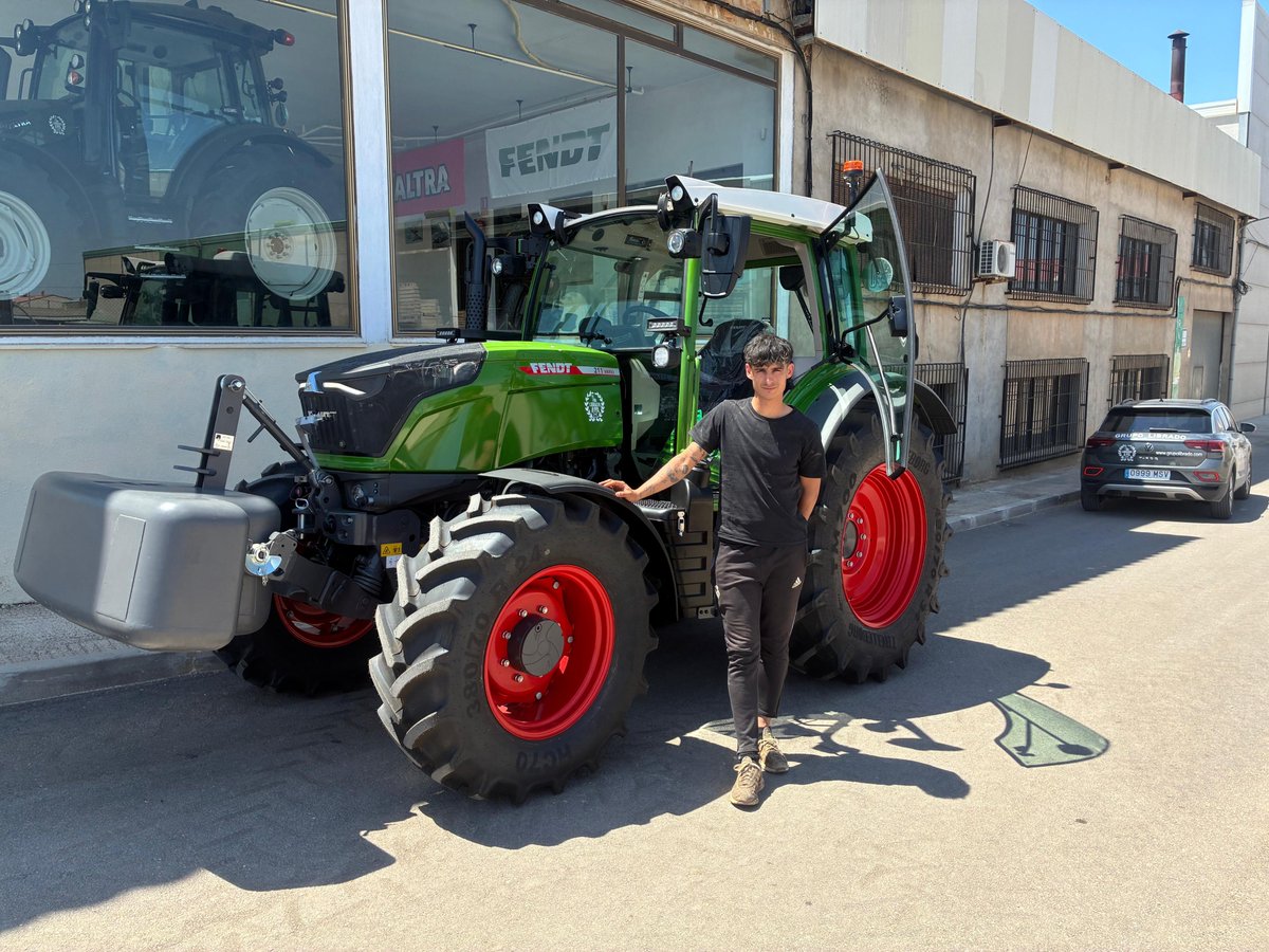 grupolibrado's tweet photo. 🚜 ¡Entregado! El pasado viernes viajamos a Las Pedroñeras para entregar este potente Fendt 211 S. Muchísimas gracias por confiar en nuestro equipo. ¡Buena cosecha y buen trabajo! 🙌🌾

#Fendt #Fendt211S #Agricultura #Tractor #Entregas https://t.co/8GFruINq4y