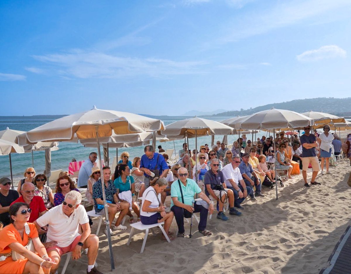 antibes_jlp's tweet photo. 🏖️ La plage municipale Lutétia est ouverte 🎉

✅ La saison de la plage en régie à l’ouest de #juanlespins est lancée par @JeanLeonetti en présence d’@EricPAUGET1, de @MarikaRoman et des représentants du conseil municipal.

🕦 Ouverte tous les jours de 10h à 19h jusqu’au 15 septembre.

Les + de cette plage : 
🏖️ 230 matelas et parasols,
♿️ accessible aux personnes à mobilité réduite avec 20 matelas qui leur sont dédiés près de l’eau,
🛟 surveillée par les sapeurs pompiers,
🚻 cabines de change et sanitaires, 
☕️ service de boissons fraîches, chaudes et restauration légère,
🤝 une équipe de saisonniers dédiés aux petits soins…

☀️ Pour garantir l’accessibilité des matelas pour tous, les tarifs sont adaptés avec des prix toujours attractifs.
🆕 Une nouvelle offre est proposée à la demi-journée en juillet et août.

💶 Tarifs :
👉 Basse saison (juin et septembre) : 12€/jour
👉 Haute saison (juillet et août) : 20€/jour ou 12€/demi-journée

🎟️ Réservations en ligne sur https://t.co/RJTrUd1ktd (+1€)
💡 Possibilité de louer sur place les matelas non réservés en ligne le jour-même, sur le mode premier arrivé, premier servi.

🆕 Fort du succès de cette plage, une nouvelle plage en régie, « Square Gould », ouvrira à la Pinède le 1er juillet.

#CotedAzurFrance #antibes #plage