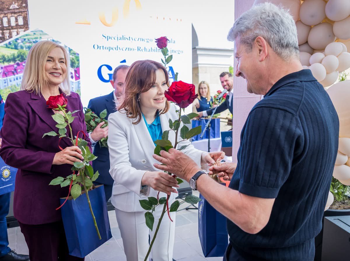 AnnaMKrupka's tweet photo. 🎂🏥 100 lat „Górki” w Busku-Zdroju! 🎉👏❤️

To był wyjątkowy jubileusz wyjątkowego miejsca! Specjalistyczny Szpital Ortopedyczno- Rehabilitacyjny „Górka” od stu lat niesie pomoc pacjentom, przywracając zdrowie, sprawność i nadzieję.
👏🏻 Dziś jest jednym z najważniejszych ośrodków ortopedii i rehabilitacji w Polsce 🇵🇱, a jej historia jest powodem do dumy dla całego województwa świętokrzyskiego. 

👏 Serdecznie gratuluję całemu zespołowi szpitala – lekarzom 👨‍⚕️👩‍⚕️, pielęgniarkom 🩺, rehabilitantom oraz wszystkim pracownikom – pięknego jubileuszu i dziękuję za codzienną służbę na rzecz pacjentów. ❤️

☝️ Bardzo się cieszę, że Zarząd Województwa Świętokrzyskiego na czele z @JanikRenata konsekwentnie wspiera rozwój nowoczesnej opieki zdrowotnej. 🏥

‼️Planowane wsparcie w wysokości około 45 mln zł ze środków unijnych na zakup nowoczesnej platformy robotycznej V generacji 🤖 to ogromna szansa dla „Górki” i jej pacjentów. Dzięki tej inwestycji możliwe będzie wykonywanie najbardziej zaawansowanych operacji ortopedycznych, a szpital będzie wyznaczał nowe standardy leczenia. 🚀🔬

💐 Gratuluję pięknego jubileuszu i życzę kolejnych lat pełnych sukcesów, rozwoju oraz satysfakcji z pomagania innym. ❤️🎉🏥