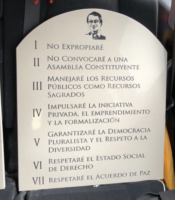 plateaconriver's tweet photo. Ya @petrogustavo hasta talló en mármol que no convocaría a una constituyente.
Además, el partido de gobierno lleva 3 años diciendo que la convocarán.

Y a 3 semanas de elecciones que ya no la van a llamar.

Ya no les creemos. Al centro no lo engañan con eso, otra vez. https://t.co/eMulQuYMiw