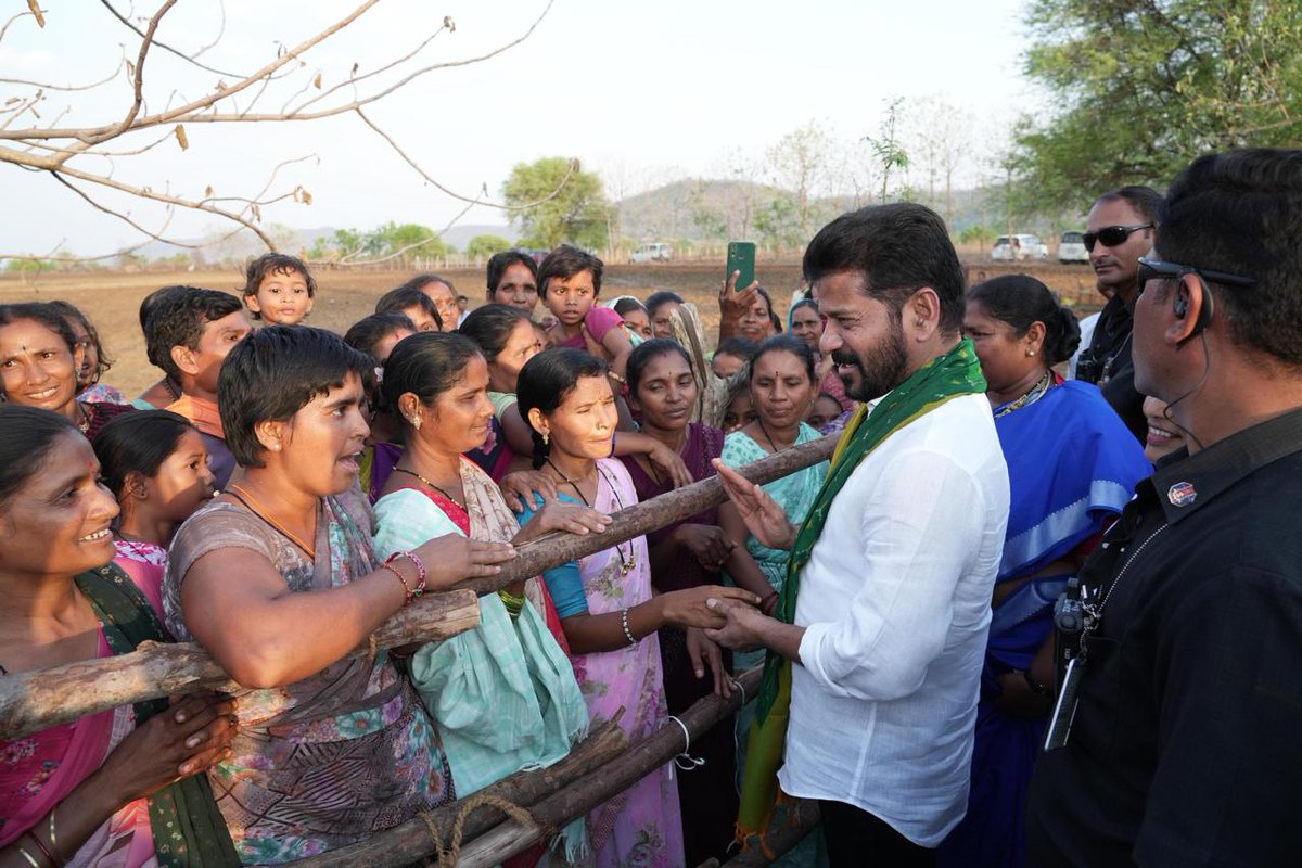revanth_anumula's tweet photo. కొమురం భీమ్ ఆసిఫాబాద్ జిల్లాలో  ఈ రోజు రూ.112.14 కోట్లతో పలు అభివృద్ధి పనులకు శంకుస్థాపన చేశాను. 

ఆ వివరాలు : 

రూ.56.55 కోట్లతో 
కౌటాలాలో నిర్మించిన 132/33 KV సబ్ స్టేషన్ ప్రారంభోత్సవం.

రూ.4.22 కోట్లతో చింతలమనేపల్లి గ్రామంలో 33/11 KV సబ్ స్టేషన్ కు శంకుస్థాపన.

రూ.2.98 కోట్లతో గుడ్లబోరి గ్రామంలో 33/11 KV సబ్ స్టేషన్ కు శంకుస్థాపన 

రూ.3.08 కోట్లతో సిర్‌పూర్‌ కాగజ్ నగర్ లోని కాపువాడలో 33/11 KV సబ్ స్టేషన్ కు శంకుస్థాపన 

రూ.2.89 కోట్లతో సిర్పూర్(టి) మండలం చింతకుంటలో 33/11 KV సబ్ స్టేషన్ కు శంకుస్థాపన 

రూ.2.72 కోట్లతో కాగజ్‌నగర్‌ మండలం అంకుషాపూర్‌లో 33/11 KV సబ్ స్టేషన్ కు శంకుస్థాపన 

రూ.6 కోట్లతో రెబ్బెన మండలం నంబాల గ్రామంలో 2MW సోలార్ పవర్ ప్లాంట్ కు శంకుస్థాపన 

రూ.15 కోట్లతో ఆసిఫాబాద్ మున్సిపాలిటీలో పలు అభివృద్ధి పనులకు శంకుస్థాపన 

రూ.18.7 కోట్లతో కాగజ్‌నగర్ మున్సిపాలిటీలో పలు అభివృద్ధి పనులకు శంకుస్థాపన.

#KomaramBheemAsifabad
#TelanganaDevelopment
#RuralDevelopment
#UrbanDevelopment
#GreenEnergy
#PowerInfrastructure
#Kagaznagar
#Asifabad
#PrajaPalana