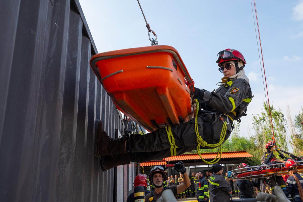 BlertaAliko's tweet photo. In 🇱🇧’s darkest hours, #CivilDefense teams are 1️⃣to  #respond &amp; #savelives rescuing survivors from rubble, battling fires, responding to disasters in any circumstances. Their courage &amp; sacrifice ➡️ lifeline for countless families. Thank you🇩🇪 @KfW_FZ_int  @German_Coop for your 🤝 https://t.co/x6UVaA5CiJ